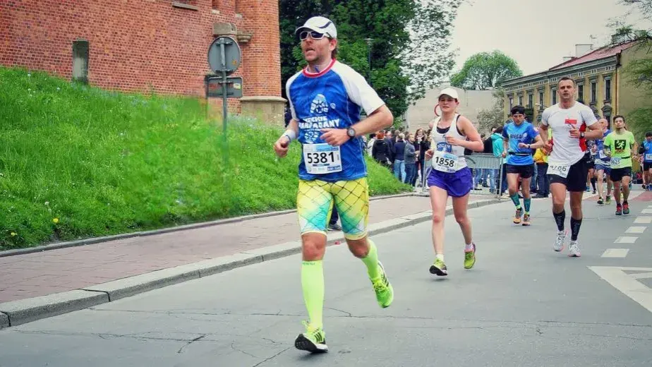 Jak biec maraton: porady, treningi i strategie dla początkujących biegaczy