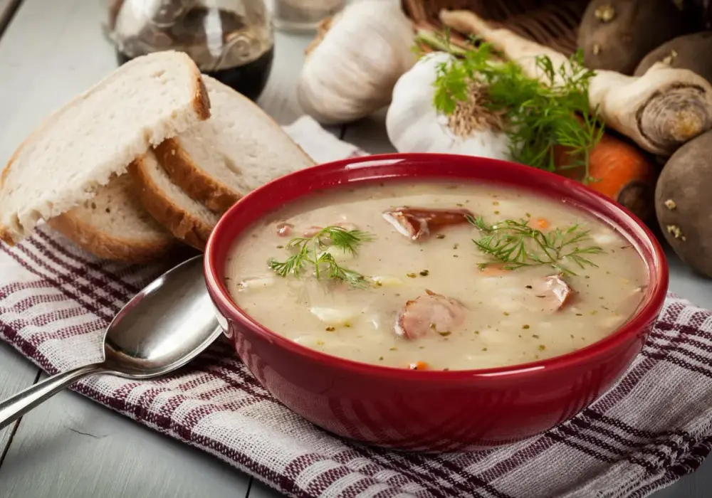 Ile kcal ma żurek? Kaloryczność różnych wariantów tej zupy