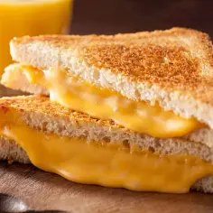Ile kcal ma tost z serem? Dokładna kaloryczność wszystkich wariantów