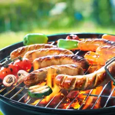 Ile kalorii ma kiełbasa z grilla? Poznaj wartości dla różnych rodzajów