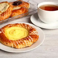 Ile kcal ma drożdżówka z serem? Poznaj kaloryczność i wartości odżywcze