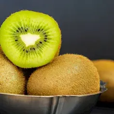 Ile kcal ma kiwi - poznaj prawdziwą wartość kaloryczną tego owocu