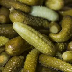 Ile kcal ma ogórek kiszony: prawda o kaloryczności popularnej przekąski