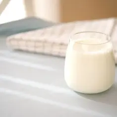 Ile kcal ma mleko i które wybrać dla zdrowej diety? Kompleksowy przegląd