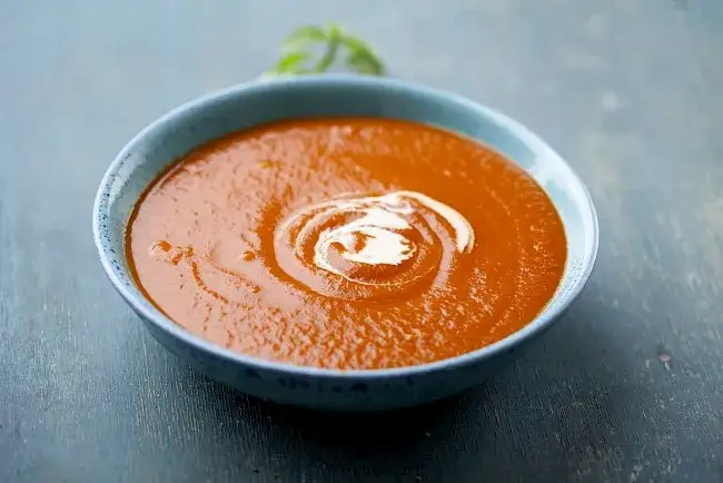 Zdjęcie Ile kcal ma zupa pomidorowa? Kaloryczność i zdrowotne korzyści zupy
