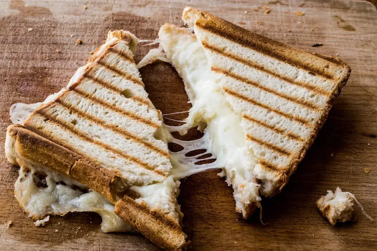 Zdjęcie Ile kcal ma tost z serem? Dokładna kaloryczność wszystkich wariantów