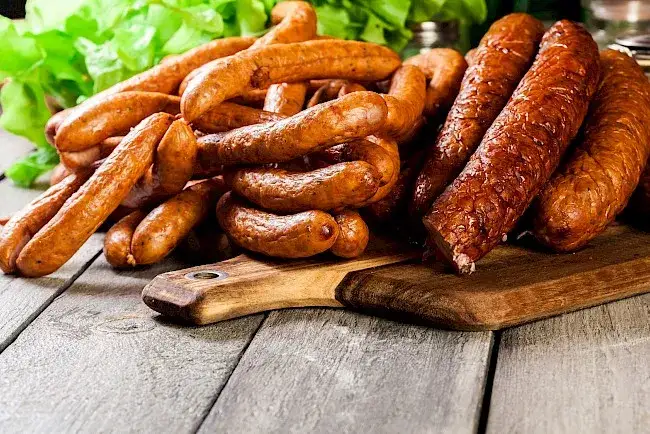 Zdjęcie Ile kalorii ma kiełbasa z grilla? Poznaj wartości dla różnych rodzajów