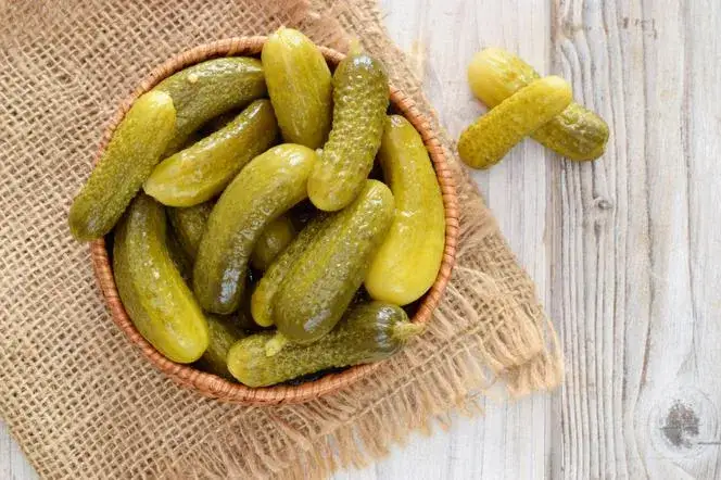 Zdjęcie Ile kcal ma ogórek kiszony: prawda o kaloryczności popularnej przekąski