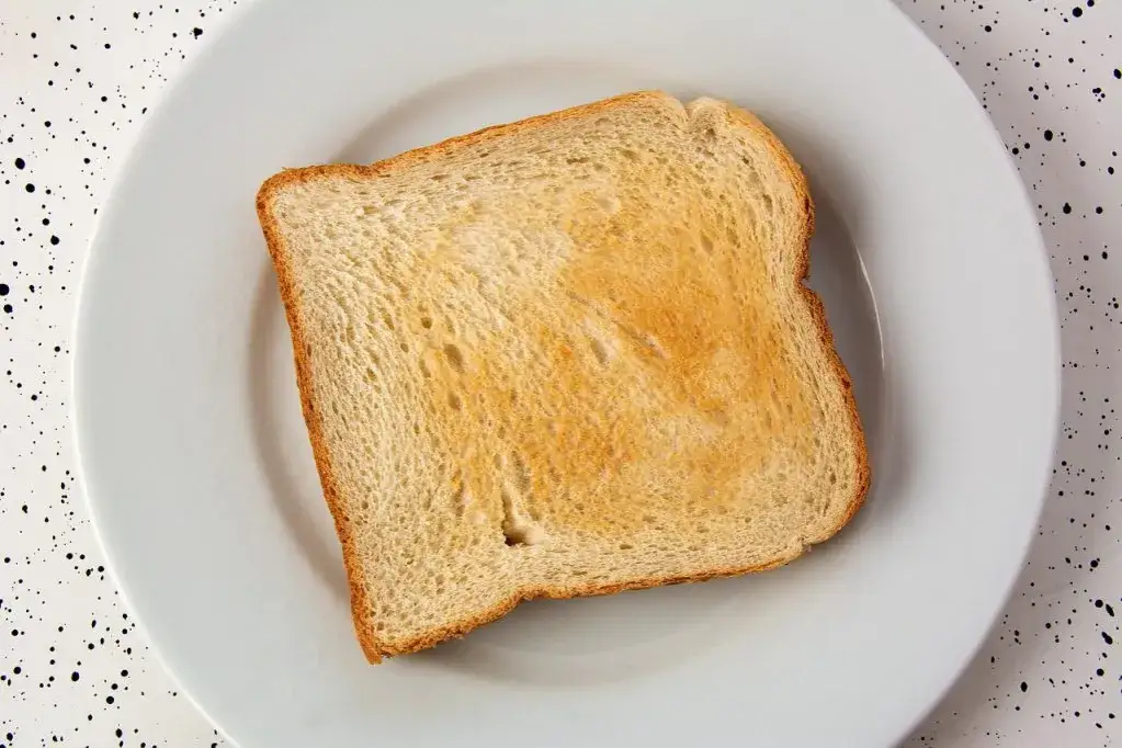 Zdjęcie Ile kcal ma tost? Poznaj kaloryczność i zdrowe alternatywy dla tostów.