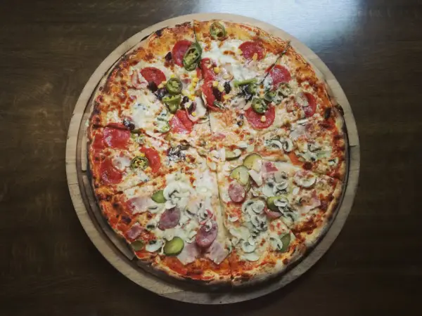 Ile kcal ma pizza 40 cm? Sprawdź kaloryczność różnych rodzajów pizzy