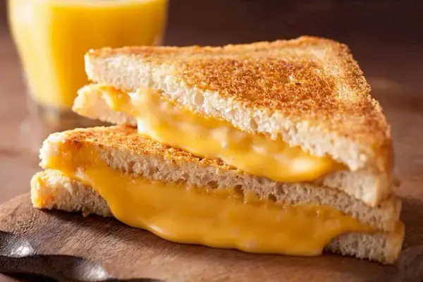 Ile kcal ma tost? Poznaj kaloryczność i zdrowe alternatywy dla tostów.